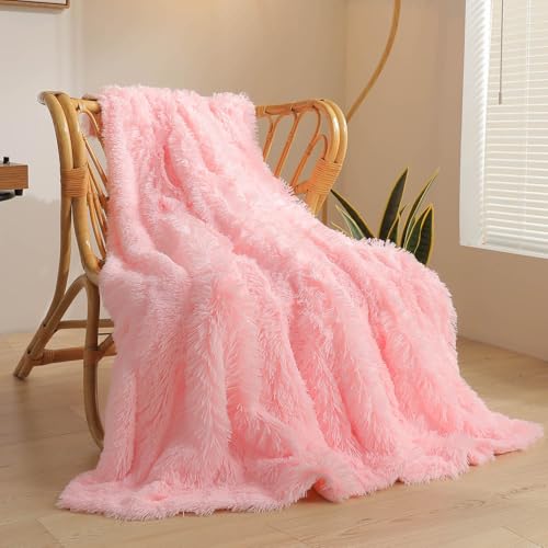 XeGe Luxuriöse Flauschige Couchdecke - Sofa Kuscheldecke, warme winterliche Sofadecke, hochwertige Kunstpelz-Decke, zottelige Plüschdecke, 152x228 cm pelzige Wohndecke für Couch, Pink von XeGe