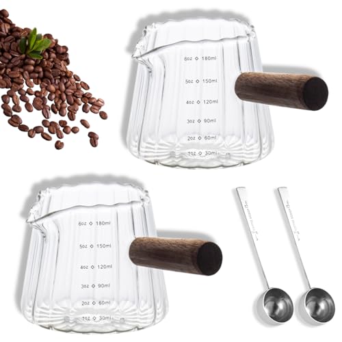 XingyLi Espresso-Glas-Messbecher mit Holzgriff, 180 ml, Schnapsglas mit 2 Kaffeelöffeln, V-förmigem Ausguss und Skala, Espressokrug im Origami-Stil, Milchaufschäumtöpfe, 2 Stück von XingyLi