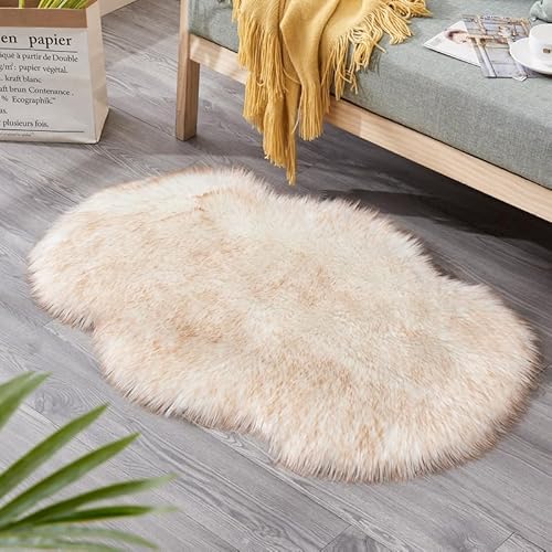 60 x 90 cm Faux Lammfell Schaffell Teppich, Longhair Flauschiger Teppich Wohnzimmer Deko, Modern Bodenmatte Sofa Matte Kunstfell Dekofell Unregelmäßig Bettvorleger Wolle (baihuangjian,60 x 90 cm) von Xiyocadt