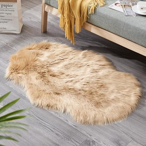 60 x 90 cm Faux Lammfell Schaffell Teppich, Longhair Flauschiger Teppich Wohnzimmer Deko, Modern Bodenmatte Sofa Matte Kunstfell Dekofell Unregelmäßig Bettvorleger Wolle (kaqi,60 x 90 cm) von Xiyocadt