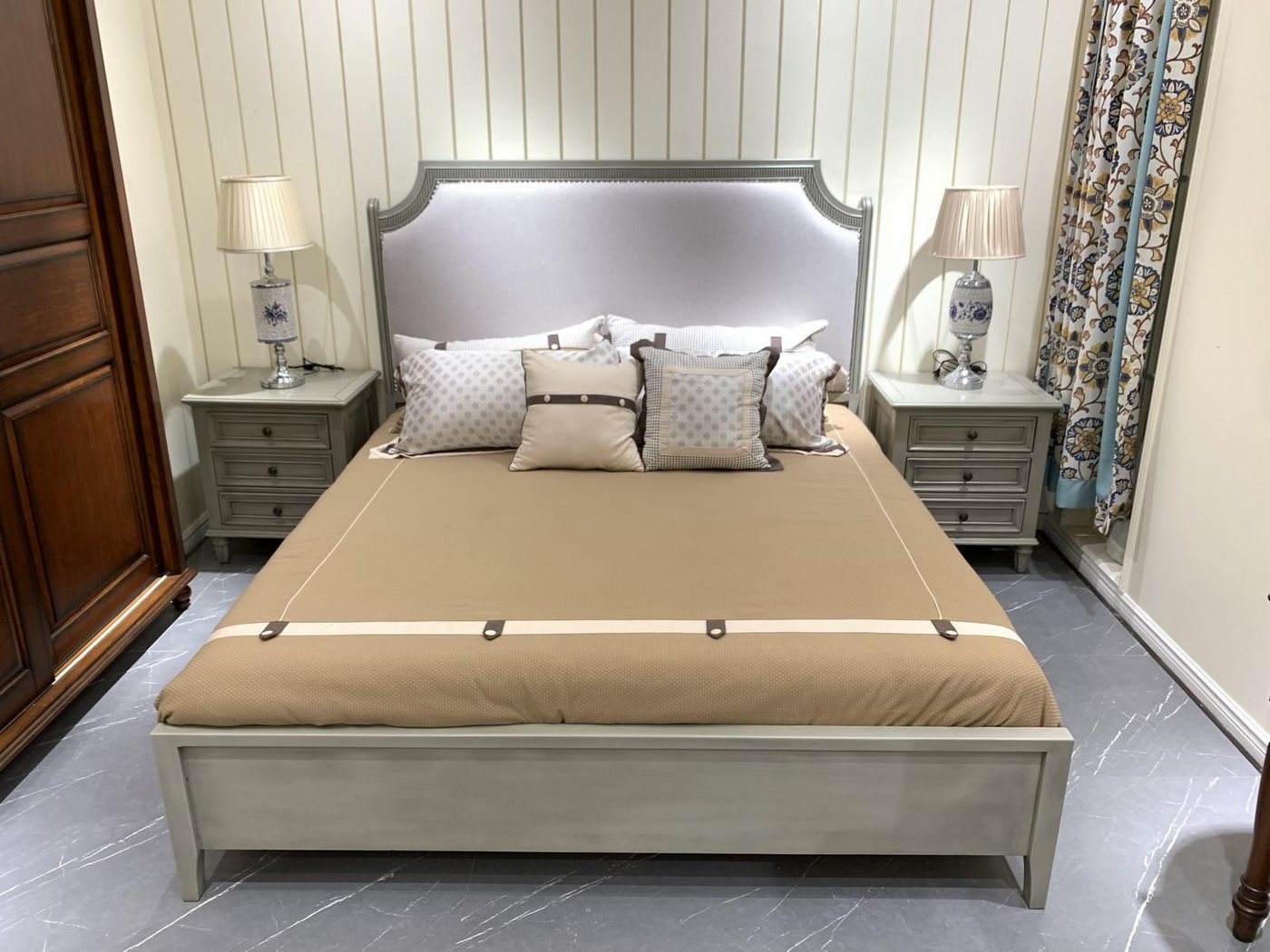 Xlmoebel Bett Luxuriöses Doppelbett aus grauem Holz mit gepolstertem Bettrahmen (Bett), Hergestellt in Europa von Xlmoebel