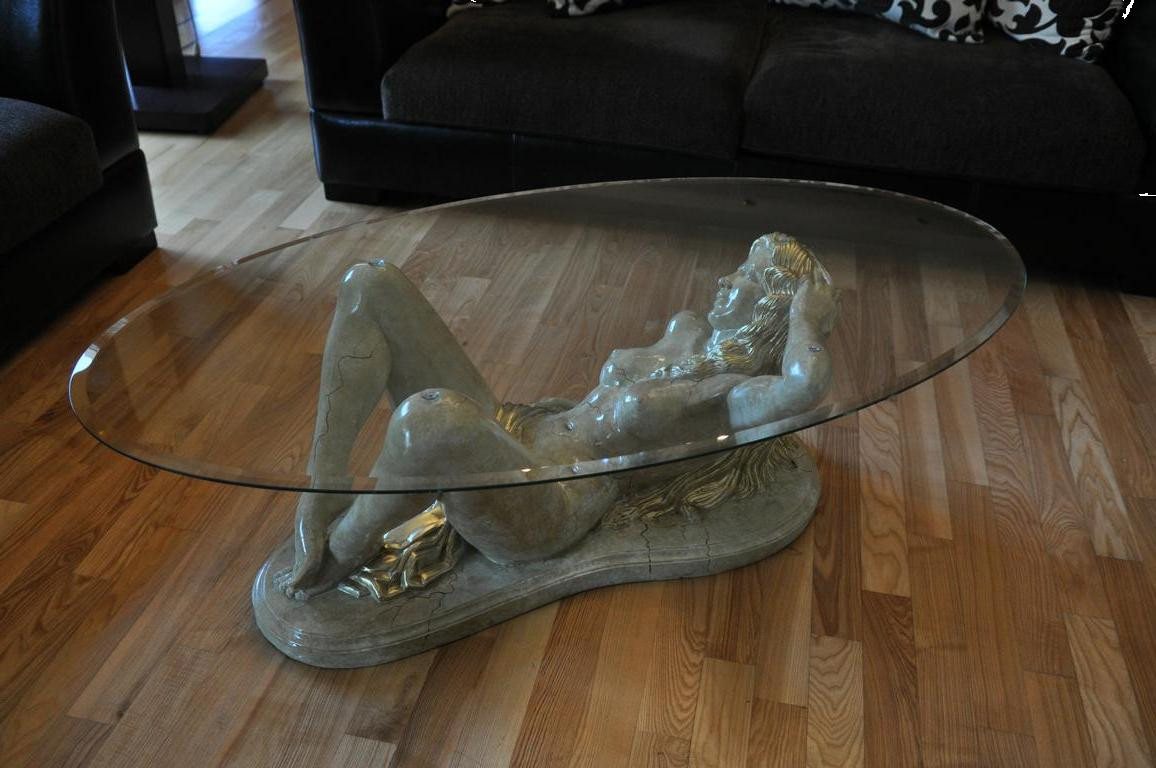 Xlmoebel Glastisch Sinnliche Glas-Skulptur als Couchtisch – Tisch in Form einer Figur (Couchtisch -Fräulein Lügen 40,5 cm Hoch-Material:Acryl), Hergestellt in Europa von Xlmoebel