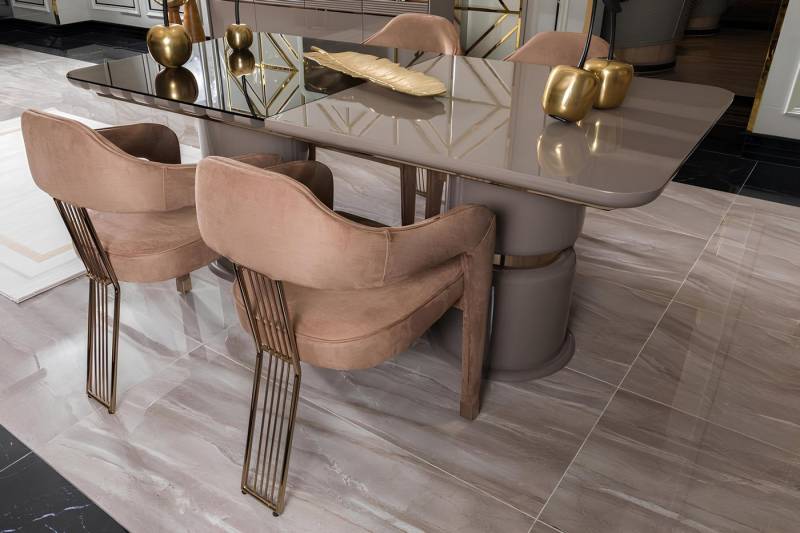 Xlmoebel Essgruppe Exklusiver Komplett Beige Esstisch mit 4 Stühlen - Luxuriöse, (5tlg.Esszimmer Set(Esstisch+4x Stühle), Hergestellt in Europa von Xlmoebel