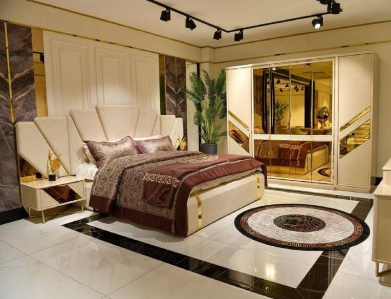 Xlmoebel Schlafzimmer-Set Vier-teiliges Schlafzimmer-Set in Gold und Beige mit Doppelbett, (4tlg. Schlafzimmer Set (Bett + 2x Nachttische + Kleiderschrank), Hergestellt in Europa von Xlmoebel