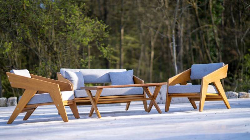 Xlmoebel Gartenlounge-Set Luxuriöser Couchtisch mit Outdoor-Sitzmöbeln in hellbrauner Farbe, (4tlg Gartenmöbelset (Zweisitzersofa + 2 Sessel + Couchtisch), Hergestellt in Europa von Xlmoebel