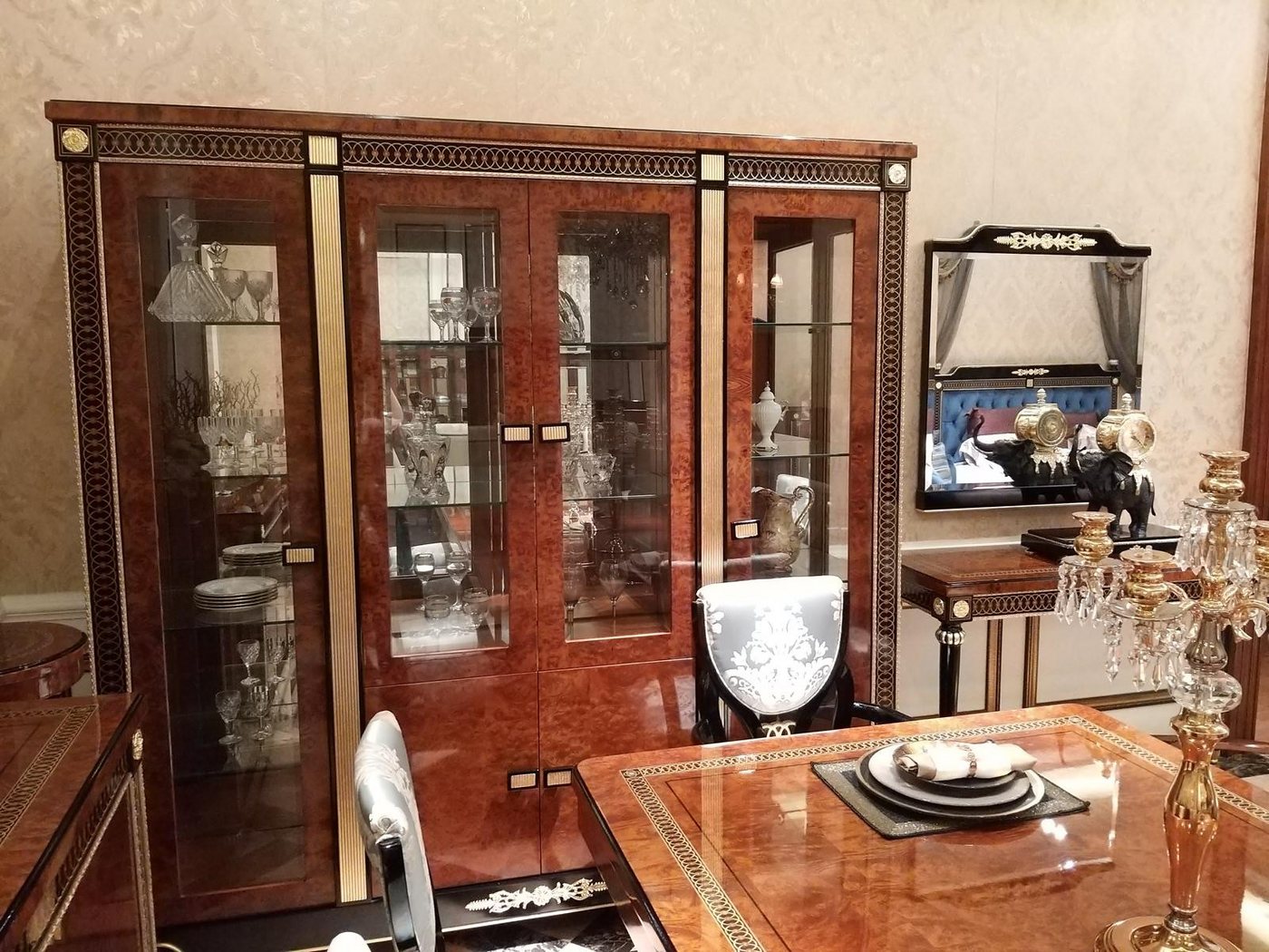 Xlmoebel Vitrine Barocker Rokoko-Schrank mit vier Türen für das Wohnzimmer (Vitrine) Hergestellt in Europa von Xlmoebel