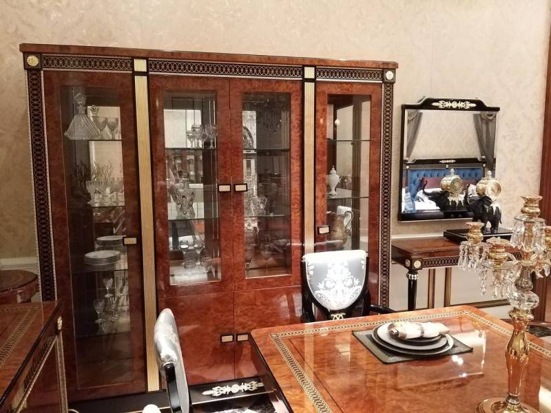 Xlmoebel Vitrine Barocker Rokoko-Schrank mit vier Türen für das Wohnzimmer (Vitrine) Hergestellt in Europa von Xlmoebel