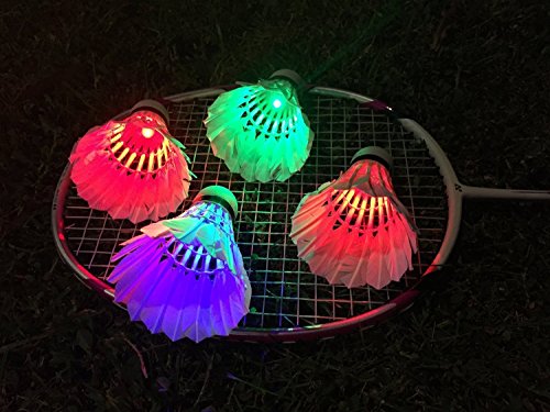 Xrten LED Badminton Set mit 4 Farbigen, 4 Stück Beleuchtung Badmintonbälle, Bunt Federball für Outdoor en Indoor Sportsaktivitäten von Xrten