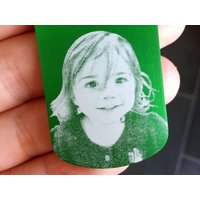 Ihr Foto Auf Die Medaille Ihrer Wahl Eingraviert . 12 Medaillenformen in Jeweils 7 Farben Erhältlich. Farbiges Metall Mit Laser Graviert von XxGalleryDesign
