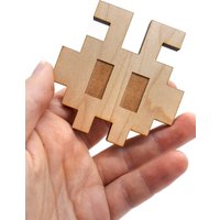 Magnet Space Invader Aus Holz Graviert Und Lasergeschnitten. Vollständig Anpassbar. Geek-Innendekoration Für Gamer Magnet Space Invader Aus Holz Graviert Und Lasergeschnitten. Vollständig Anpassbar. Geek-Innendekoration Für Gamer von XxGalleryDesign