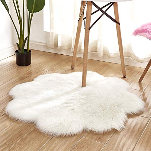 Lammfell Schaffell Teppich Faux Schaffell Teppich in Pflaumenblüte Förmige Teppich Longhair Fell Optik Nachahmung für Kinderzimmer Schlafzimmer Stuhl Kaffetisch Sofa Matte Weiß Durchmesser 90CM von YAOTT