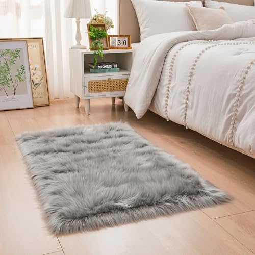 YIHAIC Faux Lammfell Schaffell Teppich Kunstfell in Super weich Lammfellimitat Imitat Fellteppich für Schlafzimmer Boden Wohnzimmer Home Decorator Teppich Bettvorleger Sofa Matte (Grau, 60 x 90 cm) von YIHAIC
