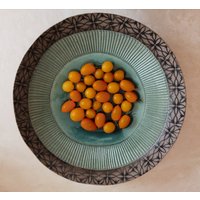 Große Breite Keramikschale | Flache Schale Mit Handgemalten Verzierungen Und Türkisfarbener Glasur Servierschale von YaelGronnerCeramics