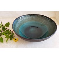 Große Servierschale Keramik Türkise Glasur, Handgemaltes Gravurdekor von YaelGronnerCeramics