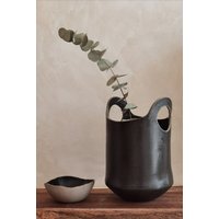 Große Schwarze Keramik Vase, Vase Mit Henkeln von YaelGronnerCeramics