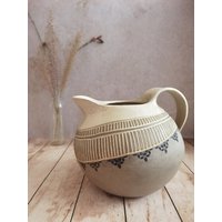 Hellbrauner Keramikkrug Mit Handgraviertem Dekor Und Schwarzen Keramikdrucken | Keramik Trinkgefäße Krug von YaelGronnerCeramics