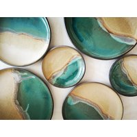 Keramikgeschirr, Beige-Türkis-Keramikteller, Handgefertigter Teller, Runder Teller von YaelGronnerCeramics