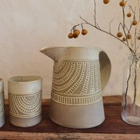 Keramikkrug, Keramik-Trinkgefäß, Handgefertigter Wasserkrug, Steingutkrug, Geschenkidee von YaelGronnerCeramics