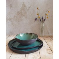 Modernes Keramik Geschirr Set Schwarze Und Türkis Servierschalen von YaelGronnerCeramics