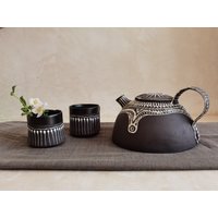 Schwarz Weiß Keramik Teekanne Set, Handgemachte Teetassen Set Für Teeliebhaber, Moderne von YaelGronnerCeramics