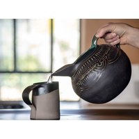 Schwarzer Keramikkrug Mit Handgravierter Dekoration, Glasiert Türkisfarbener Glasur | Keramik Trinkgefäß Krug von YaelGronnerCeramics