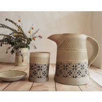 Set Von Zwei Bechern Und Einem Keramikkrug, Keramik Trinkgefäße, Handgemachter Wasserkrug, Steinzeugkrug, Geschenkidee von YaelGronnerCeramics