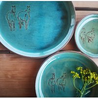 Türkis Keramik Teller Set Handgetöpferte Servierplatte Mit Eingravierten Pferden Türkis Keramik Teller Set Handgetöpferte Servierplatte Mit Eingravierten Pferden von YaelGronnerCeramics