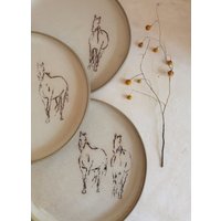 Zwei Große Keramik Teller, Pferde Dekorationen, Einzigartige Keramik, Rustikaler Stil von YaelGronnerCeramics