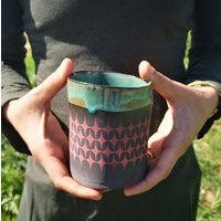 Zwei Tassen, Schwarz Und Türkis Keramik Tassen, Rote Druck Dekoration, Handgemachte Tasse von YaelGronnerCeramics