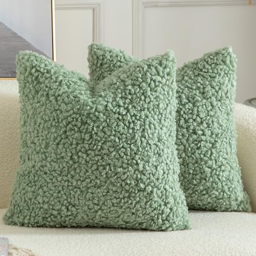Yaertun 2er Set Kissenbezug Teddywolle Faux Pelz Dekorative Kissenbezüge Plüsch Bouclé Sofakissen Couchkissen Dekokissen Zierkissenbezug Deko Kissenhülle Schlafzimmer Wohnzimmer 45x45 cm Salbeigrün Yaertun 2er Set Kissenbezug Teddywolle Faux Pelz Dekorative Kissenbezüge Plüsch Bouclé Sofakissen Couchkissen Dekokissen Zierkissenbezug Deko Kissenhülle Schlafzimmer Wohnzimmer 45x45 cm Salbeigrün von Yaertun