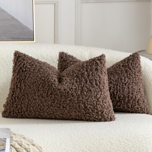 Yaertun 2er Set Kissenbezug Teddywolle Faux Pelz Dekorative Kissenbezüge Plüsch Bouclé Sofakissen Couchkissen Dekokissen Zierkissenbezug Deko Kissenhülle Wohnzimmer 30x50 cm Schokoladenbraun Yaertun 2er Set Kissenbezug Teddywolle Faux Pelz Dekorative Kissenbezüge Plüsch Bouclé Sofakissen Couchkissen Dekokissen Zierkissenbezug Deko Kissenhülle Wohnzimmer 30x50 cm Schokoladenbraun von Yaertun