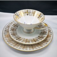 Vintage Porzellan Tee-Kaffeetasse Und Dessertteller Set Ein Zeitloses Geschätztes Sammlerstück von YalesiasWorld