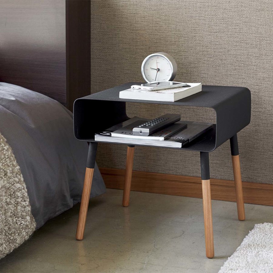 Yamazaki Home Nachttisch 35cm schwarz aus Metall mit Holzbeinen - Raumzutaten.de | Online Shop von Yamazaki