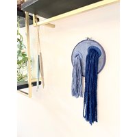 Blaue Moderne Faser Kunst Textil Wand Dekor Boho Raum Wohnzimmer Blau Dekoration Makramee Wandbehang Mixed Media Art von YamitFuxTextileArt