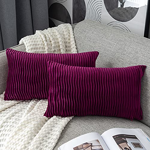 Yamonic Kissenbezüge 2er Pack Set, Samt Soft Solid Dekorative Wellenmuster Kissen Fall für Sofa Schlafzimmer 30x50cm für Couch Bett Sofa Stuhl Schlafzimmer Wohnzimmer, Lila von Yamonic