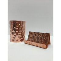 Gehämmertes Kupfer Schreibtisch Set Visitenkarte Und Bleistift Halter von YanceyDesigns