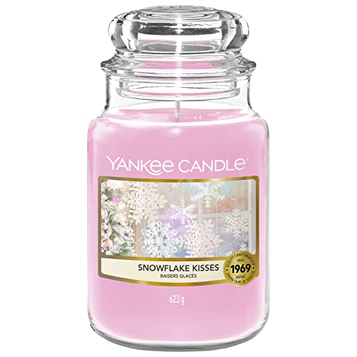 Yankee Candle Duftkerze | Große Snowflake Kisses Duftkerze im Glas | Snow Globe Wonderland Kollektion | Brenndauer: bis zu 150 Stunden | Perfekte Geschenke für Frauen von Yankee Candle