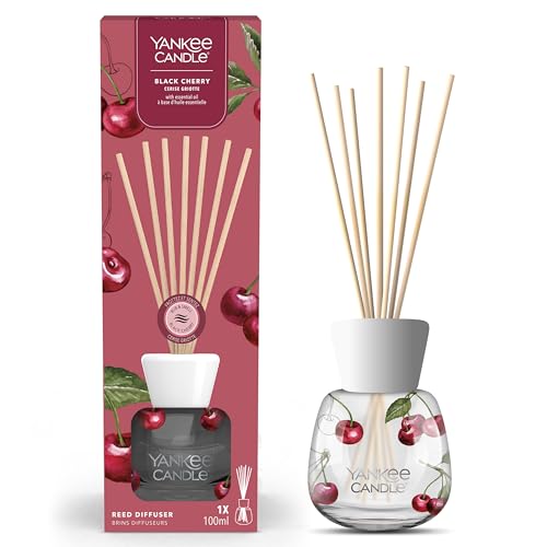Yankee Candle Signature Diffusor mit Rattanstäbchen | Black Cherry | 100ml | bis zu 10 Wochen Duft | Recycelbare Verpackung | Perfekte Geschenke für Frauen Yankee Candle Signature Diffusor mit Rattanstäbchen | Black Cherry | 100ml | bis zu 10 Wochen Duft | Recycelbare Verpackung | Perfekte Geschenke für Frauen von Yankee Candle