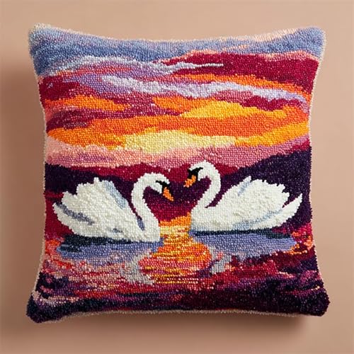YarnAdventures Sonnenuntergang Landschaft Knüpfkissen Zum Selber Knüpfen Set,Zwei weiße Schwäne im See,Knüpfpackung für Kinder & Erwachsene Kissenbezug Knüpfkissen DIY Latch Hook Cushion,17x17in von YarnAdventures