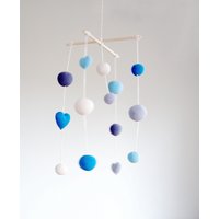 Gehäkelte Aqua Blau Herzen/Bälle Baby Mobile - Grau/Blau/Aqua Ball Mobile(5-Farbiges Mobile- Jungen/Mädchen Raumdekoration-Baby Jungenzimmer von YarnBallStories