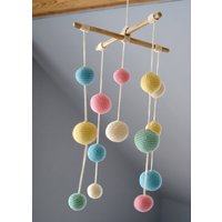Gehäkelte Pastell Baby Mobile - Buntes Ball | 5-Farben-Handy Kinderzimmer Dekoration Neugeborene Geschenk Anleitung von YarnBallStories