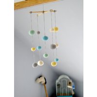 Gehäkelte Pastell Baby Mobile - Grau/Aqua/Gelb/Mintgrün Ball Mobile(5-Farben-Handy Junge/ Mädchen Zimmerdekoration von YarnBallStories