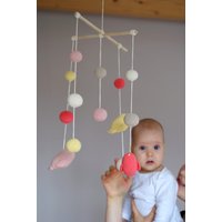 Vogel Mobile - Gehäkelte Vögel Koralle/Wolken Rosa/Gelb/Elfenbein/Beige Gehäkelte Baby-Kinderzimmer Dekor Frühlingsmobile von YarnBallStories