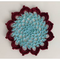 Neu Handgefertigter Gehäkelter "83" Untersetzer/Deckchen in Aqua Und Burgund - Dieser Artikel Misst Ca. 3"-4" Quer Je Nach Verwendetem Faden von YarnItAnyWay