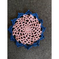 "Neue Handgemachte Gehäkelte "83" Untersetzer/Deckchen in Mauve Und Marine-Blau - Dieser Artikel Misst Ca. 3 "- 4" Durchmesser Je Nach Verwendetem von YarnItAnyWay