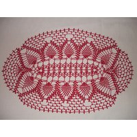 Neue Handgemachte Ovale Gehäkelte Ananas Filigrane Deckchen in Victory Rot 15 "x 22" von YarnItAnyWay