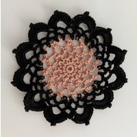Neuer Handgemachter Gehäkelter "83" Untersetzer/Deckchen in Kupfernebel Und Schwarz - Dieser Artikel Misst Ca. 3"-4" Quer Je Nach Faden Usedk von YarnItAnyWay