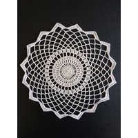 Neues Handgefertigtes Gehäkeltes "Elegance-Small" Doily in Silber - 9" Neues Handgefertigtes Gehäkeltes "Elegance-Small" Doily in Silber - 9" von YarnItAnyWay