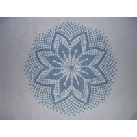 Neues Handgemachtes "Flowering Geo" Häkeldeckchen in Blau - 18" von YarnItAnyWay
