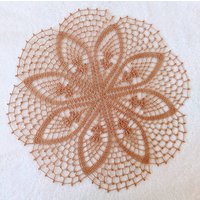 Neues Handgemachtes Gehäkeltes Pale Crocus Doily in Copper Mist 14" von YarnItAnyWay